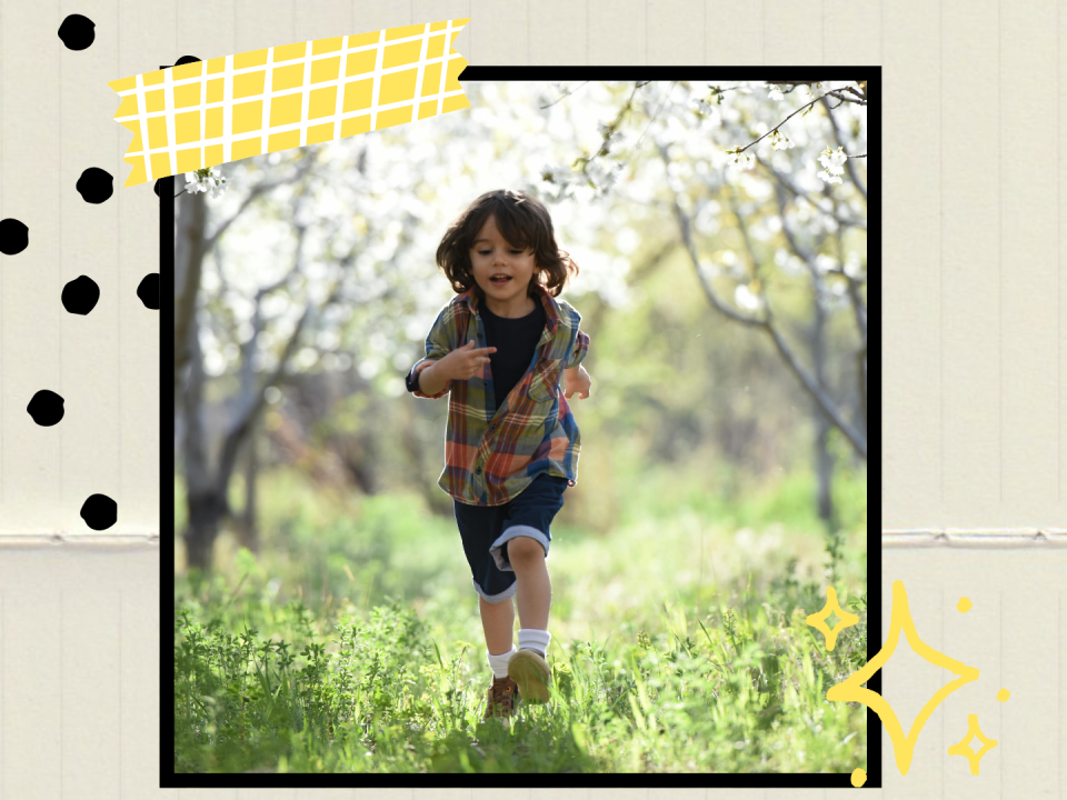Ein Kind, welches auf Rasen in Richtung Kamera läuft/rennt.