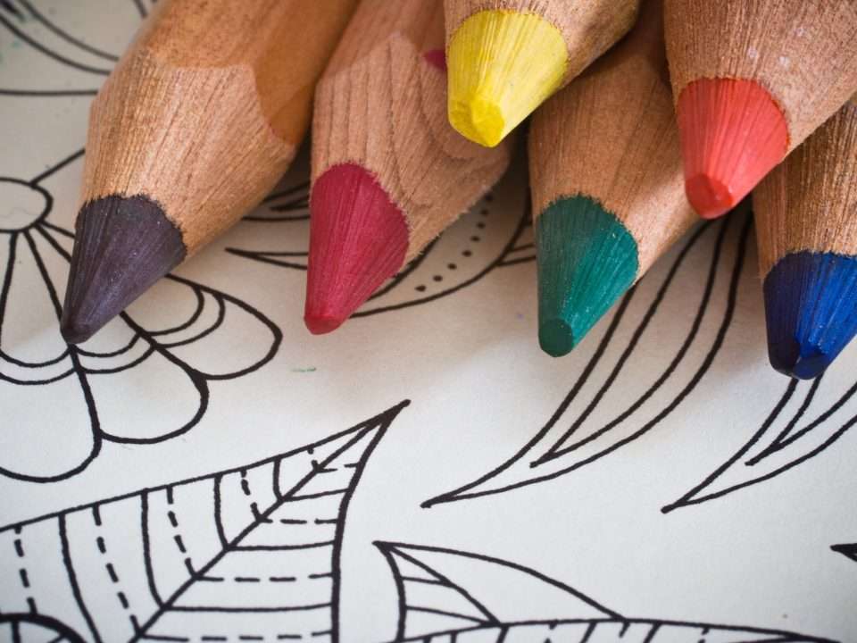 Buntstifte auf Unterlage