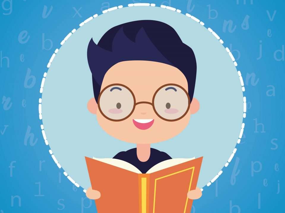 Junge, der begeistert am lesen ist