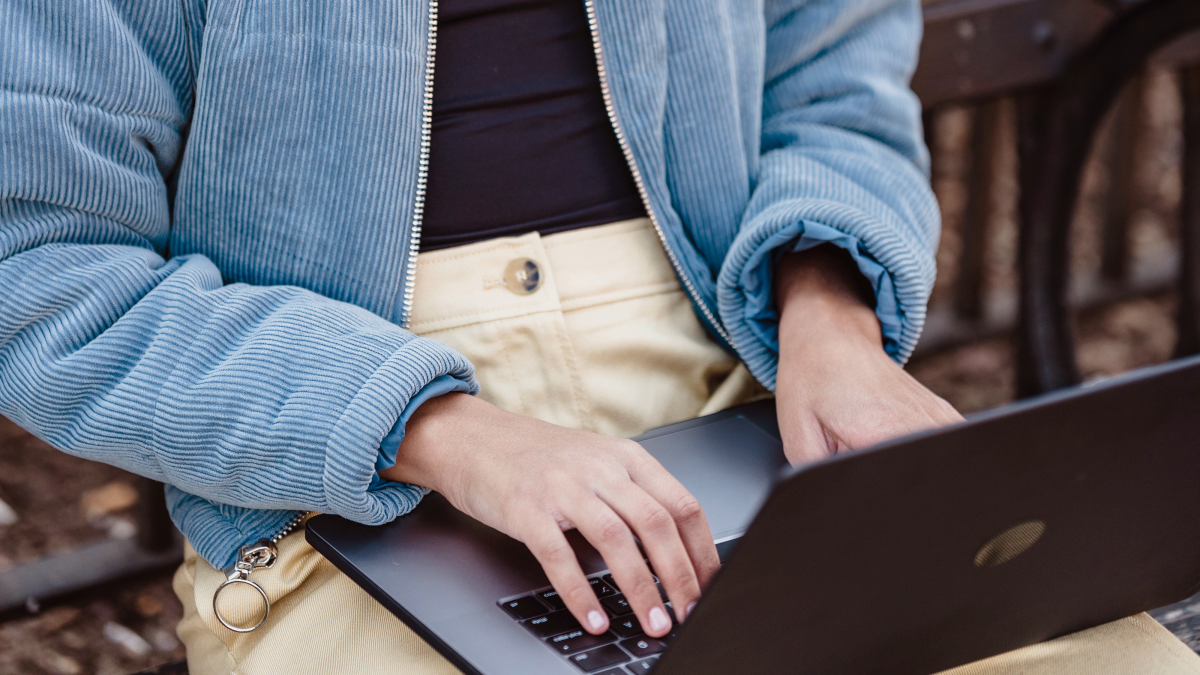 Person tippt am Laptop