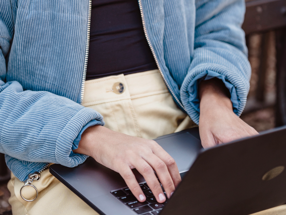 Person tippt am Laptop