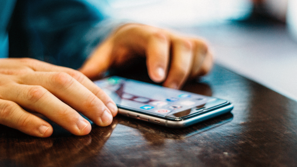 Person am Smartphone