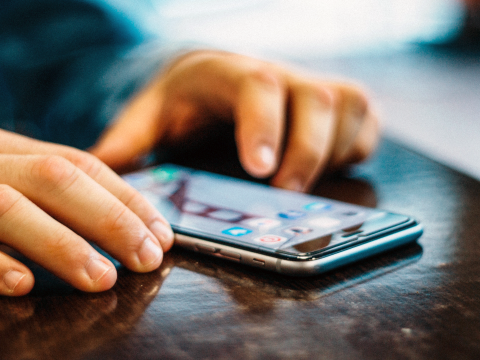 Person am Smartphone