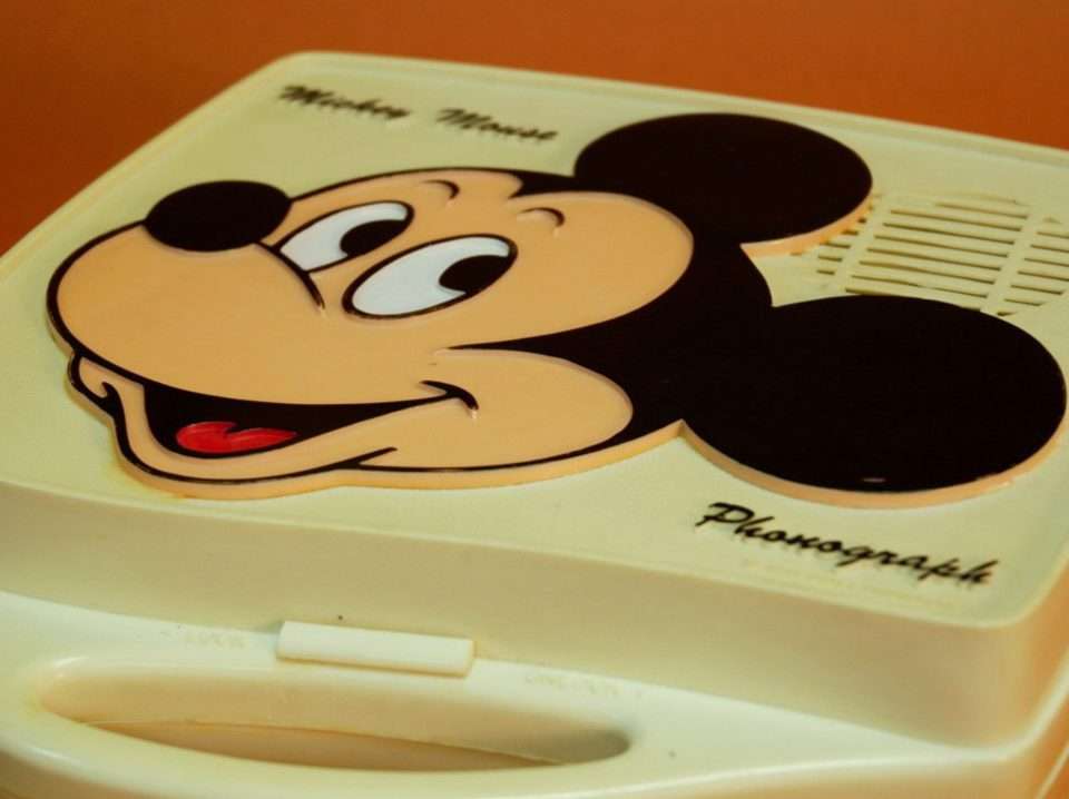 Eine Brotbox mit Micky Maus Gesicht.