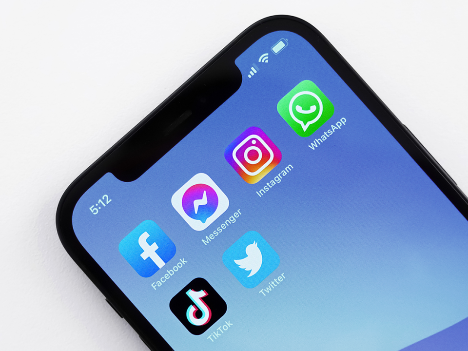 4 Social-Media-Kanäle im Vergleich 8 Handy mit Social-Media-Apps