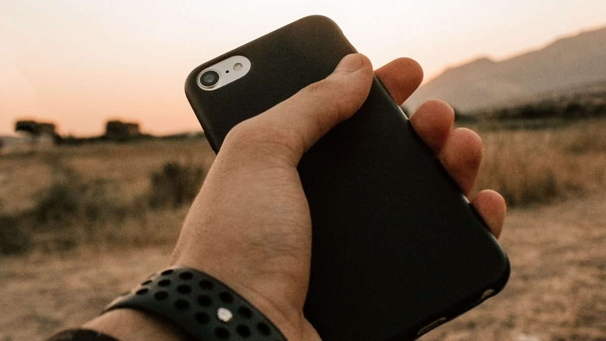 Smartphone wird in Hand gehalten