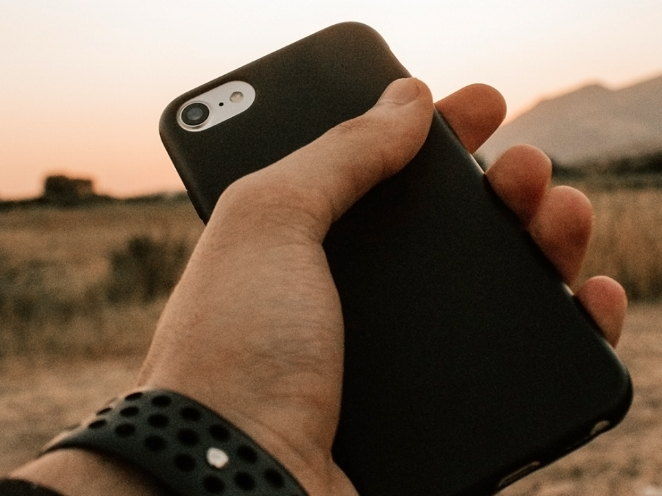 Smartphone wird in Hand gehalten