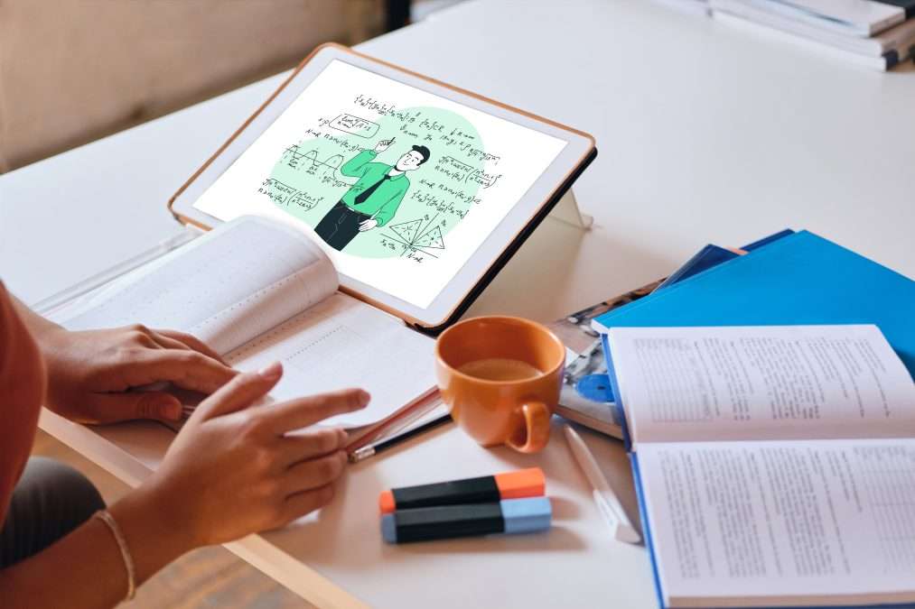 close up photo girl studying with tablettextbooks cup coffee desk cozy home bearb Kopie