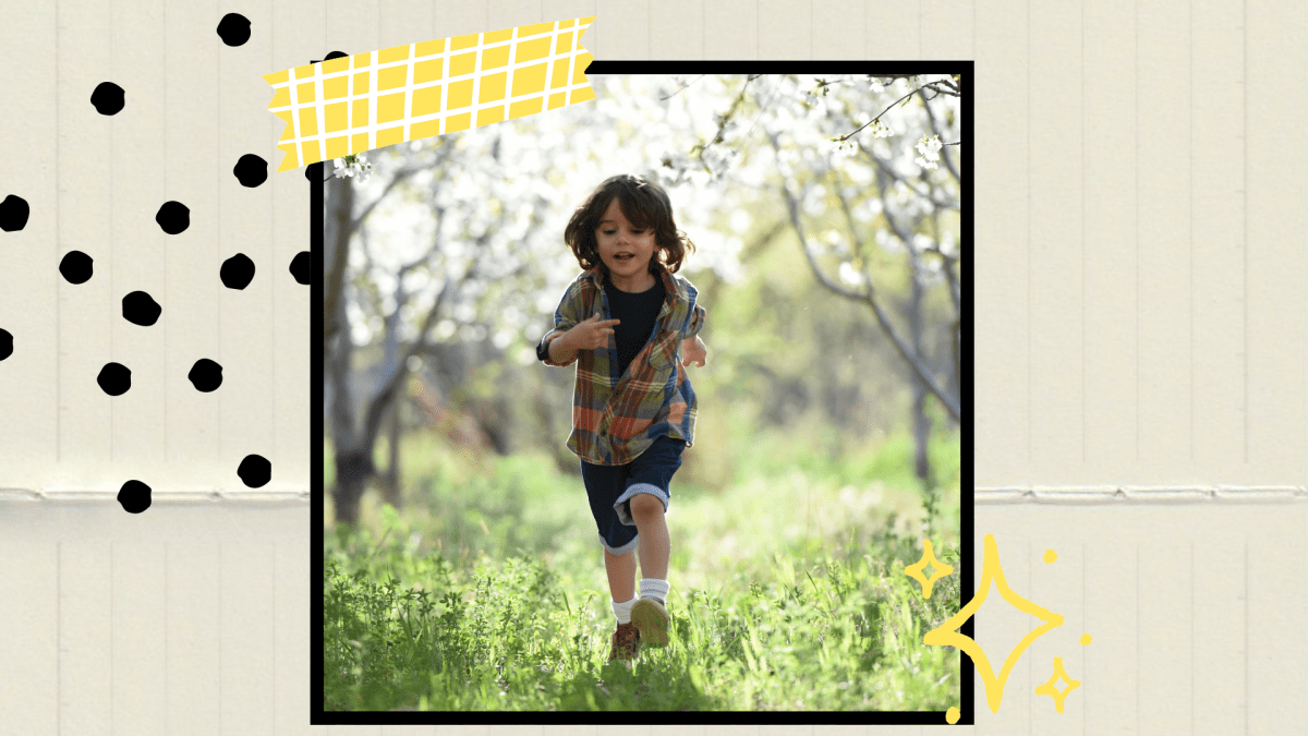 Ein Kind, welches auf Rasen in Richtung Kamera läuft/rennt.