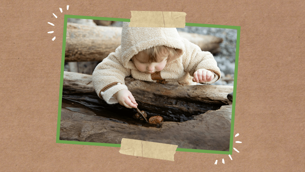 Ein Kleinkind welches mit einem kleinen Stock auf Holz spielt.
