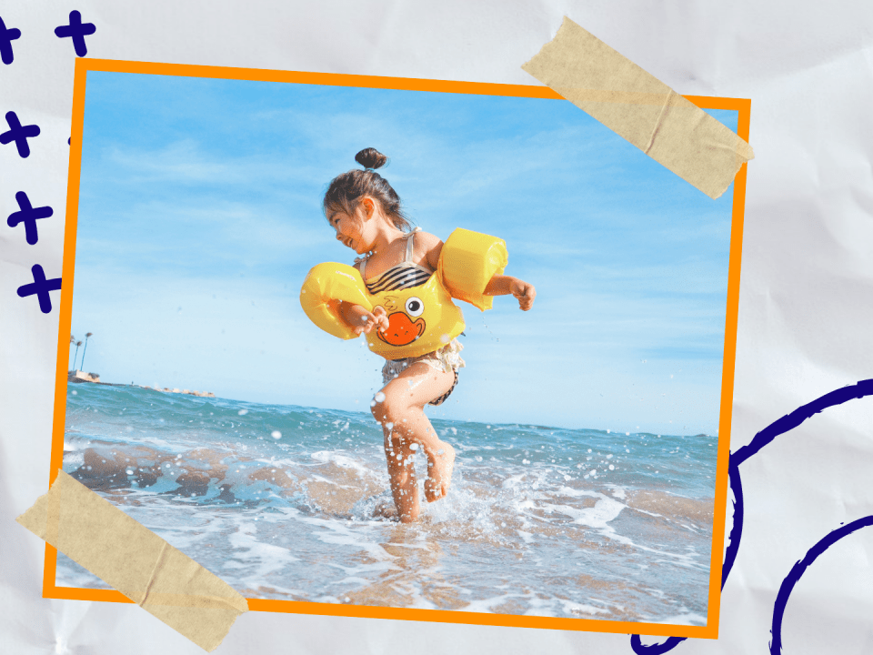 Digitale Auszeit im Urlaub: Unterhaltsame Aktivitäten für die Reise 2 Ein Kind am Strand mit Schwimmlügeln und einem Schwimmring