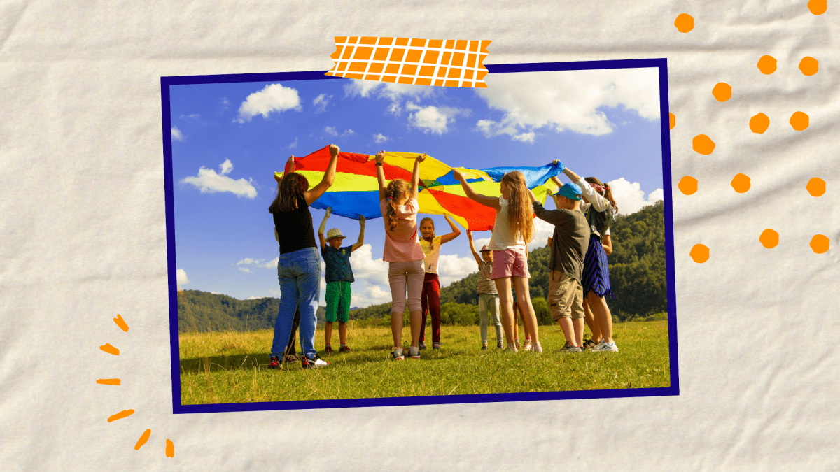 Kinder in einem Kreis, halten eine Spieldecke hoch