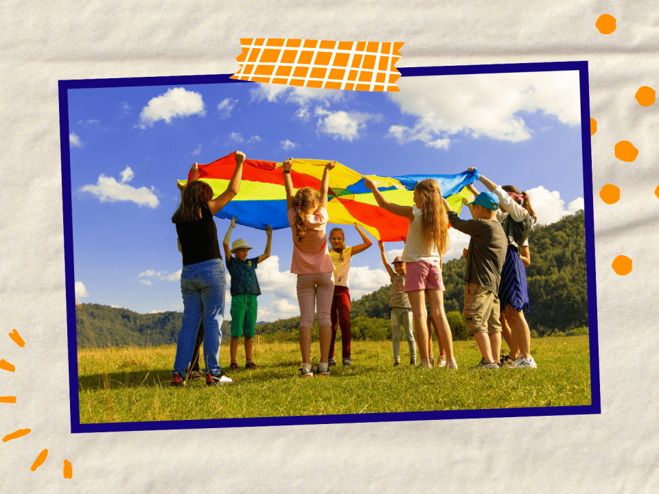 Kinder in einem Kreis, halten eine Spieldecke hoch