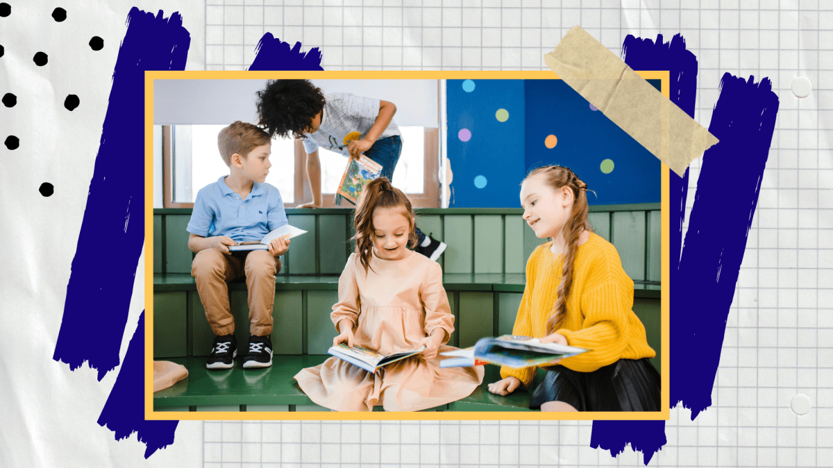 Drei Kinder in einem Raum mit Büchern in der Hand.