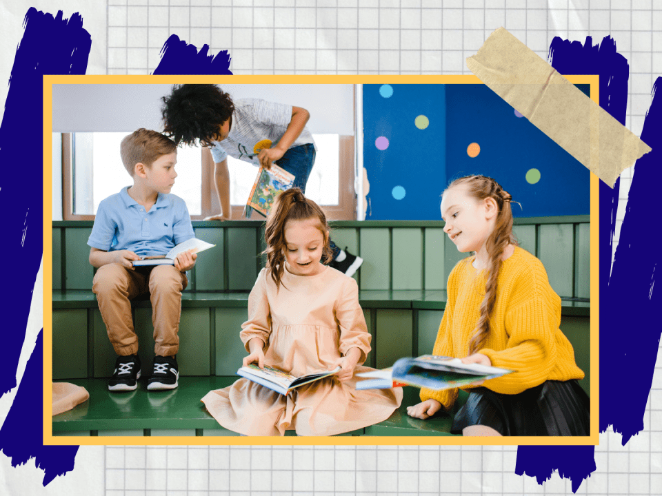 Drei Kinder in einem Raum mit Büchern in der Hand.