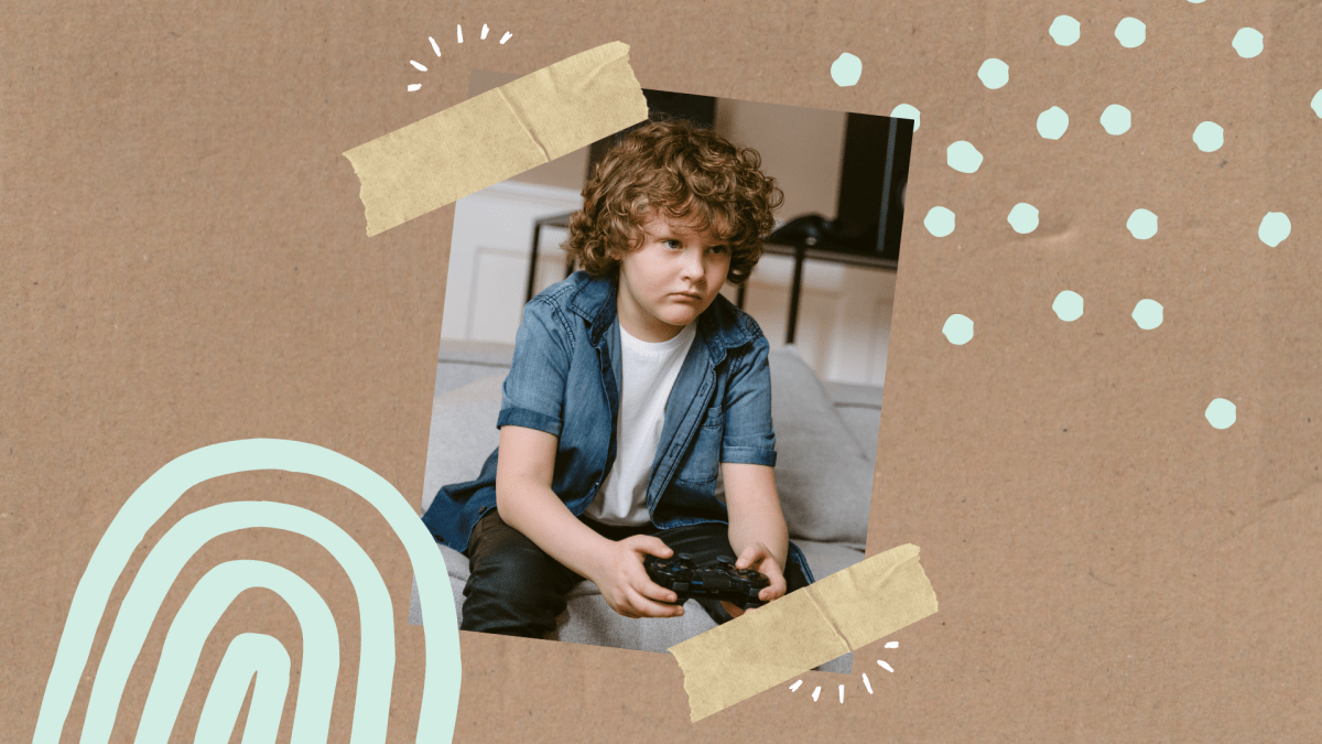 Junge, der einen Spielecontroller in der Hand hält und konzentriert spielt.