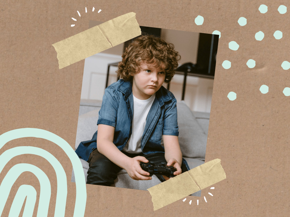 Junge, der einen Spielecontroller in der Hand hält und konzentriert spielt.