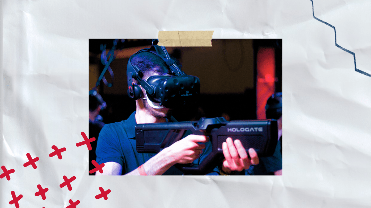 Eine Person trägt ein VR-Headset und hält ein Gaming-Gewehr-Controller während einer virtuellen Realität Gaming-Erfahrung. Im Hintergrund ist eine dunkle, immersive Umgebung zu erkennen.