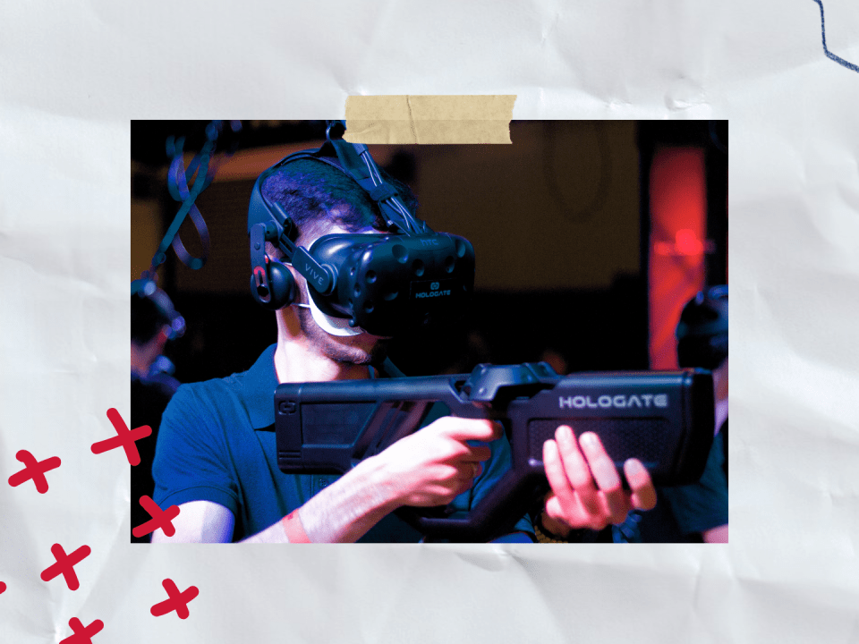 Gaming und Gewalt: Welchen Einfluss haben gewalthaltige Videospiele auf Kinder? 2 Eine Person trägt ein VR-Headset und hält ein Gaming-Gewehr-Controller während einer virtuellen Realität Gaming-Erfahrung. Im Hintergrund ist eine dunkle, immersive Umgebung zu erkennen.