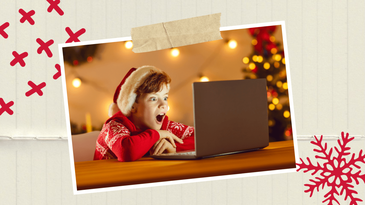 Ein Kind mit rotem Pullover und Weihnachtsmütze sitzt begeistert vor einem Laptop, umgeben von festlicher Weihnachtsdekoration und Lichterketten. Die Szene vermittelt, wie Kinder in der Weihnachtszeit durch Werbung beeinflusst werden können, die online und in den Medien präsentiert wird.