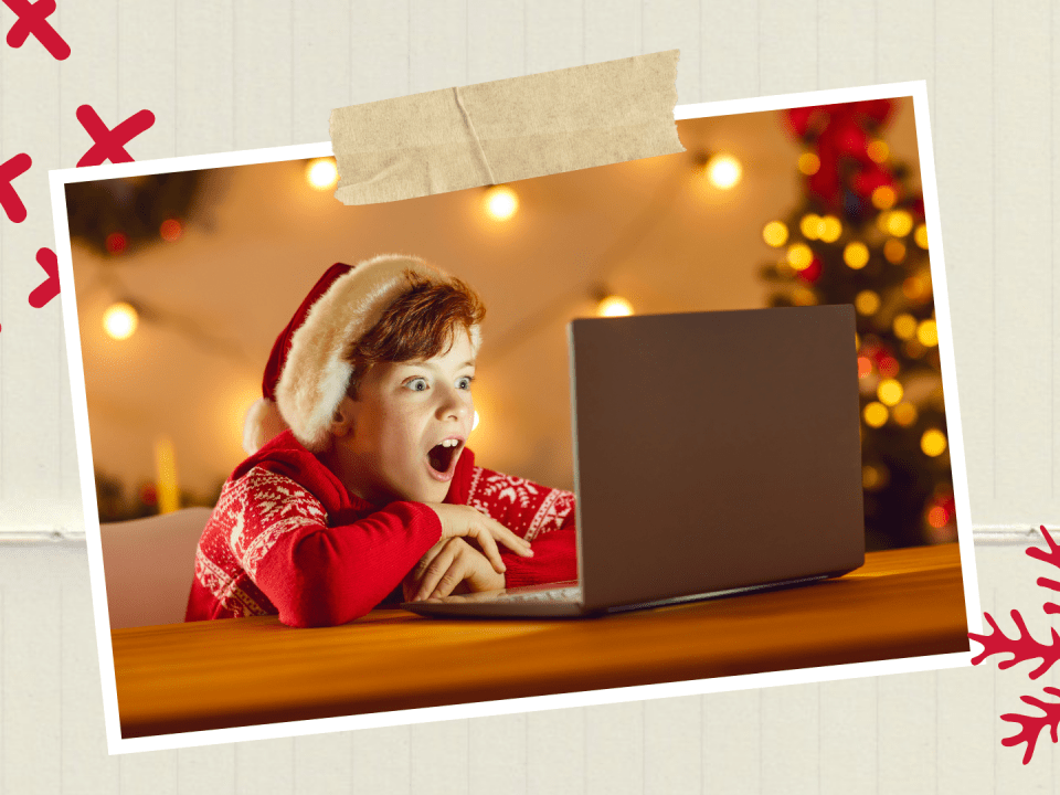 Ein Kind mit rotem Pullover und Weihnachtsmütze sitzt begeistert vor einem Laptop, umgeben von festlicher Weihnachtsdekoration und Lichterketten. Die Szene vermittelt, wie Kinder in der Weihnachtszeit durch Werbung beeinflusst werden können, die online und in den Medien präsentiert wird.