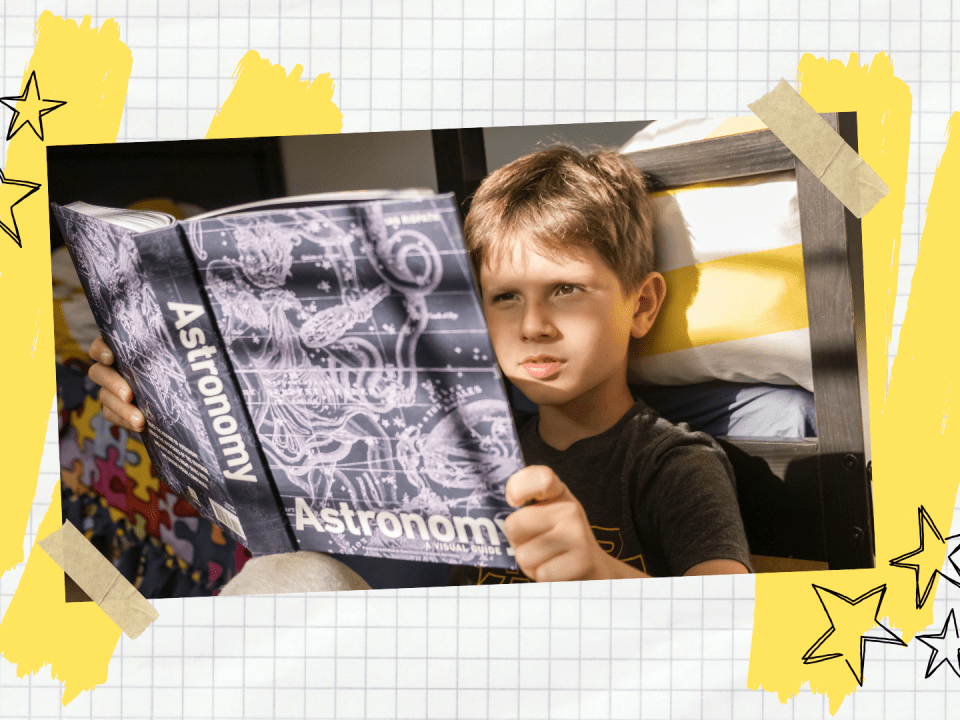Kind liest Astronomie Buch