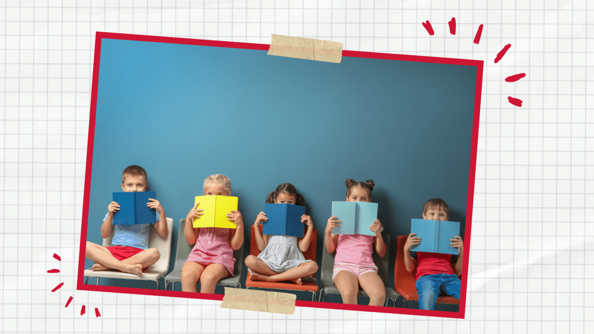 Kinder sitzen nebeneinander und schauen in Bücher