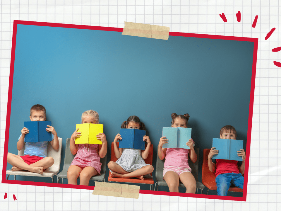 Kinder sitzen nebeneinander und schauen in Bücher